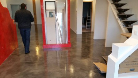 Glansig brun microcement. Färgen Alcornoque