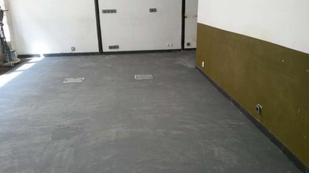 Microcement innan att applicera sealer och polyuretan. Färgen Piedra Lunar